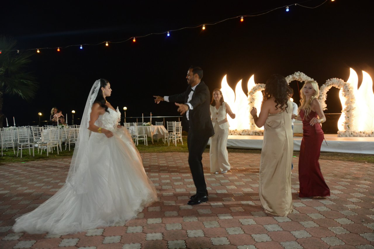 Metrodaki tanışma evlilikle taçlandı! Filistinli Ahmet ile Ordulu Ayşegül hayatlarını birleştirdi