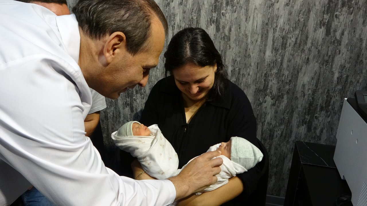 Milyonda bir görülen doğum! 3 tüp bebek tedavisinin ardından ikizleri oldu