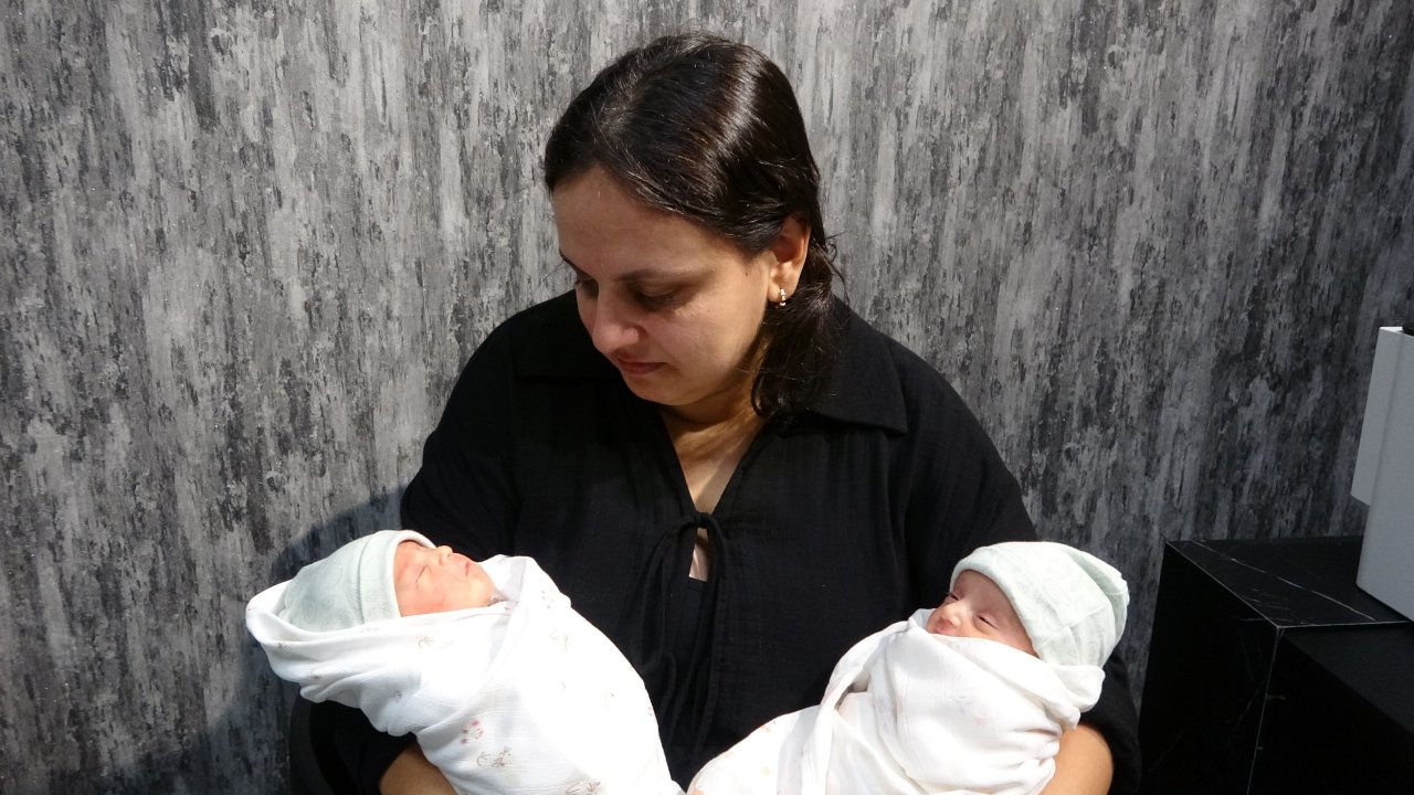Milyonda bir görülen doğum! 3 tüp bebek tedavisinin ardından ikizleri oldu