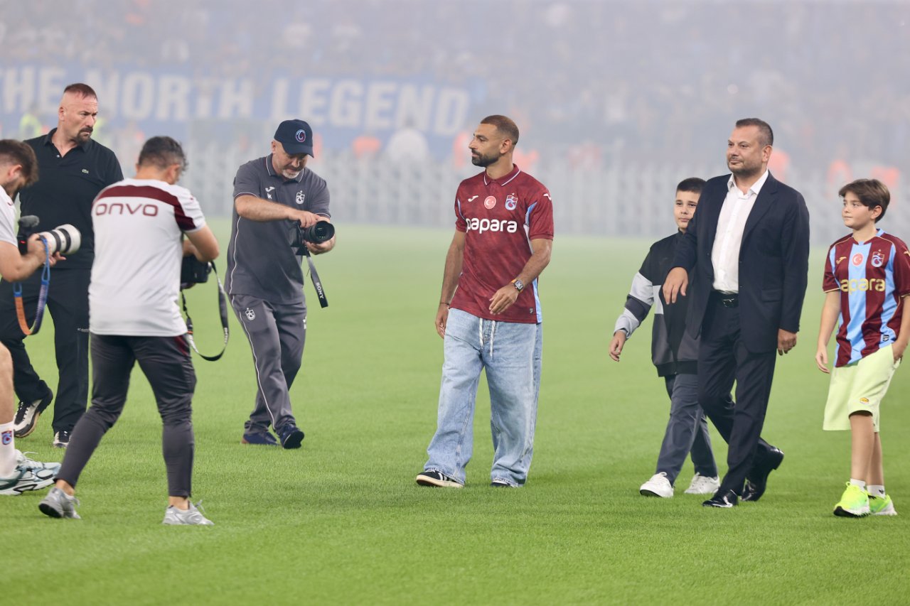 Mohamed Salah, Papara Park'ta taraftarların önünde gerçekleştirilen törenle kendisini bordo-mavili renklere bağlayan sözleşmeyi imzaladı.
