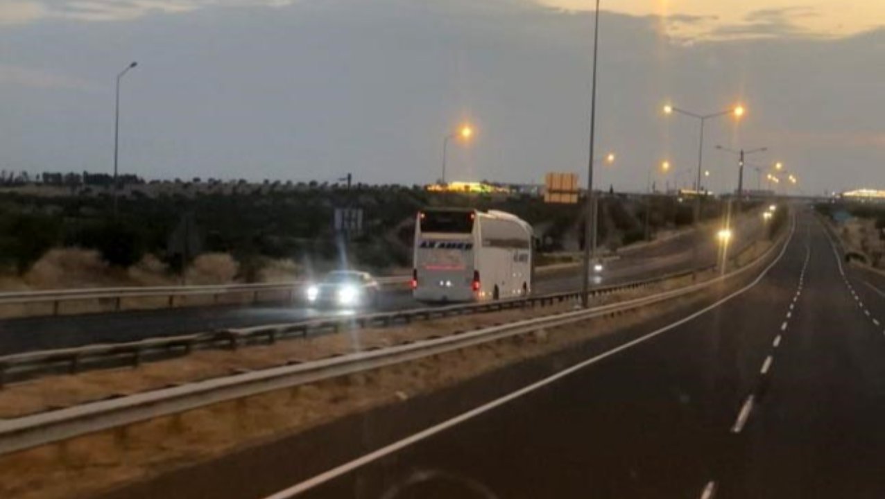 Otobanda akılalmaz anlar! Ters yöne giren yolcu otobüsü böyle görüntülendi