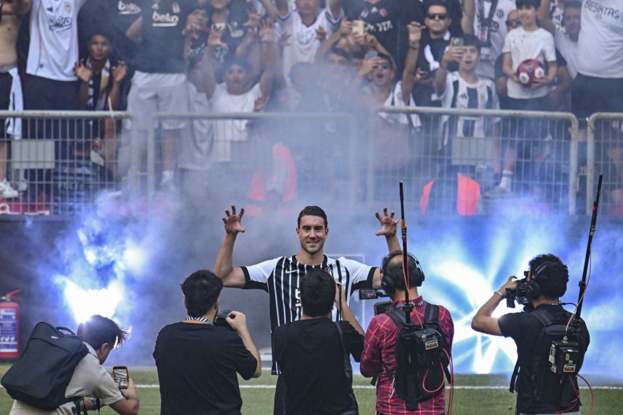 Beşiktaş, 3 yıllığına kadrosuna kattığı Dusan Vlahovic için imza töreni gerçekleştirdi.