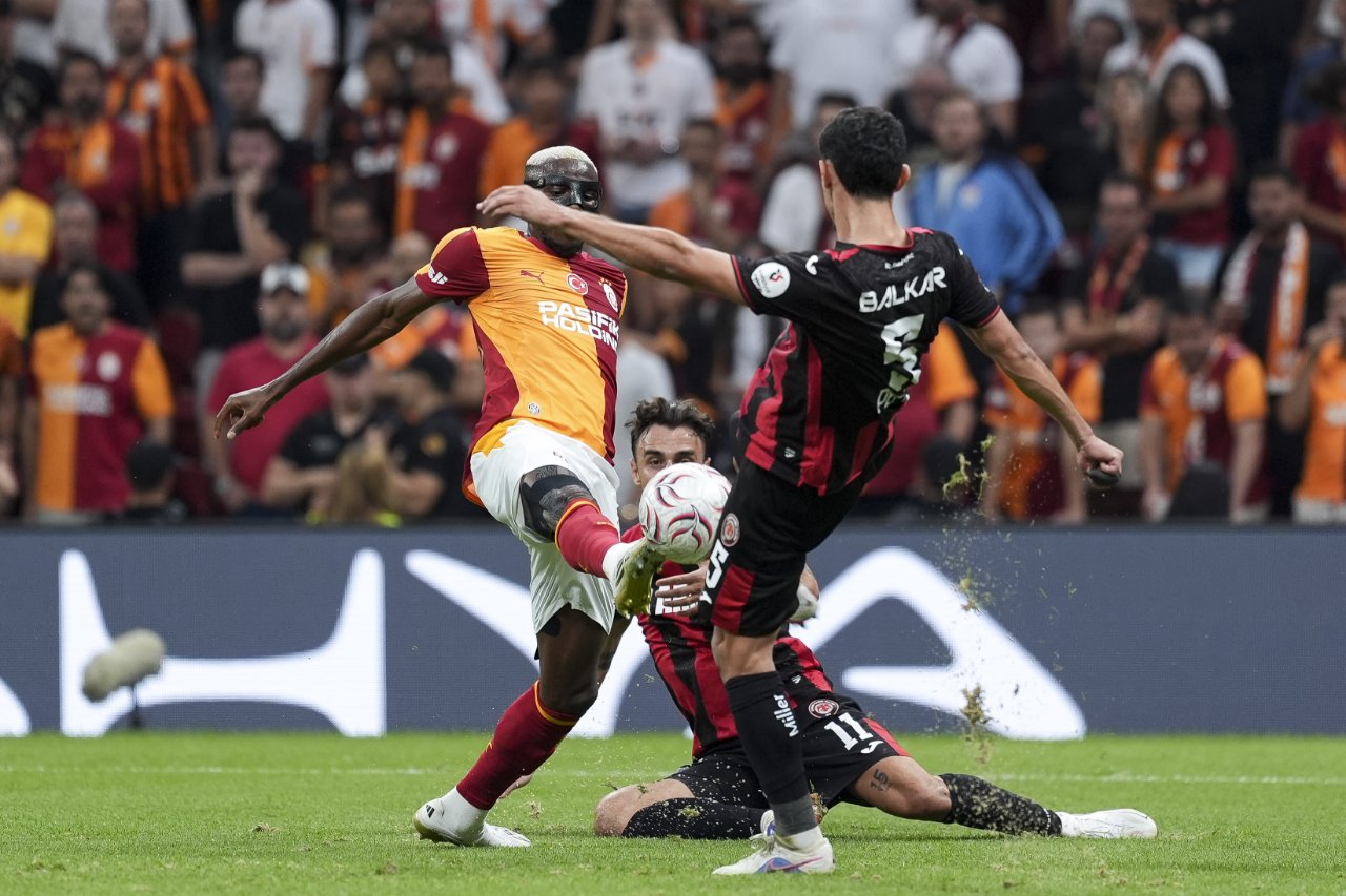 Galatasaray, Süper Lig'in ilk haftasında Çorum FK ile 2-2 berabere kaldı.
