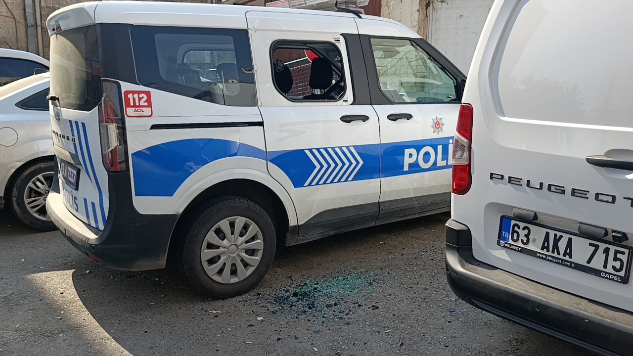 Polis aracının camını kırıp bıçakla polislere saldırdı