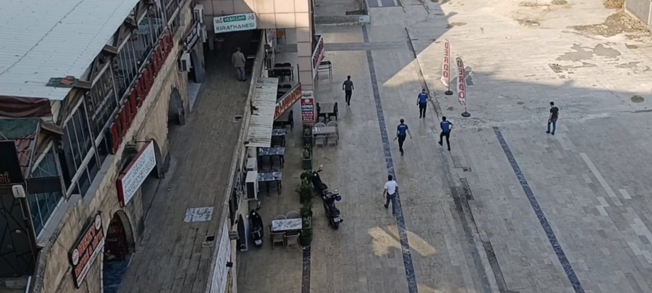 Polis aracının camını kırıp bıçakla polislere saldırdı