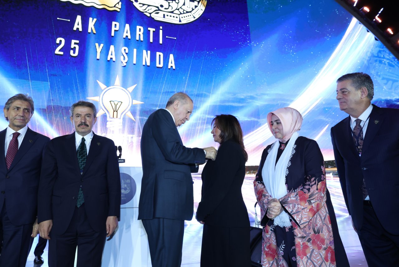 Rozetini Cumhurbaşkanı Erdoğan taktı! İşte AK Parti tarihine geçen belediye başkanı
