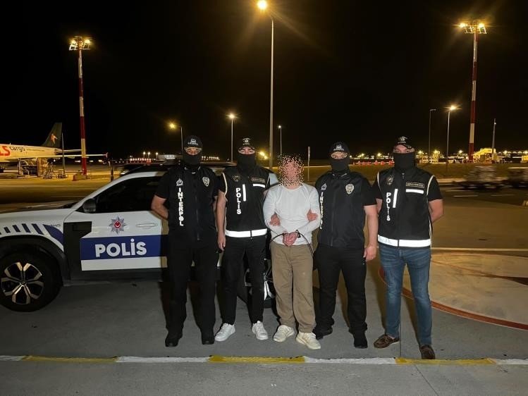 Türkiyeye iade edildi! Serkan Kurtuluş son çare Uçakta bomba var diye bağırmış