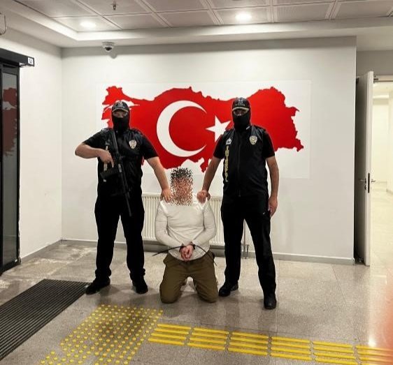 Türkiyeye iade edildi! Serkan Kurtuluş son çare Uçakta bomba var diye bağırmış