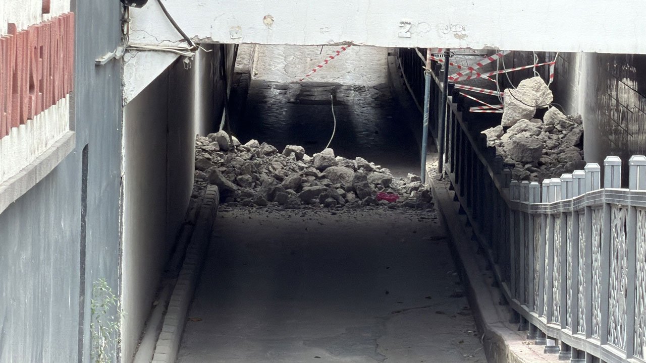 Bolu'da faciadan dönüldü! Alt geçidin tavanı çöktü, yol trafiğe kapandı