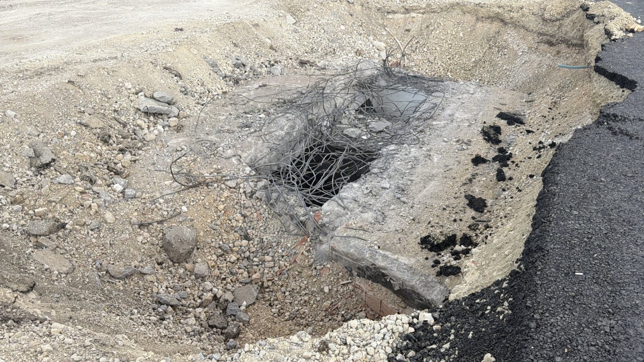 Bolu'da faciadan dönüldü! Alt geçidin tavanı çöktü, yol trafiğe kapandı