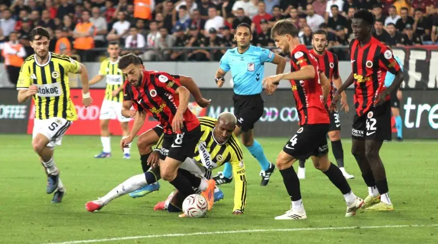 Eski hakemler son noktayı koydu: Tartışmasız penaltı