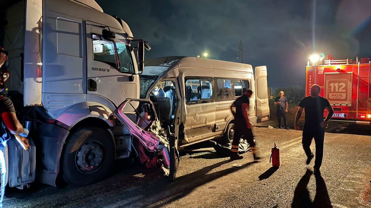 Hatay’da can pazarı! İşçi servisi tırla çarpıştı, ölü ve yaralılar var