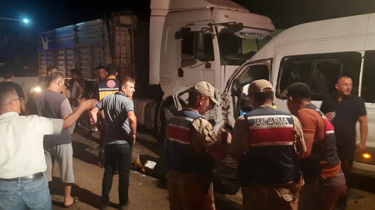 Hatay’da can pazarı! İşçi servisi tırla çarpıştı, ölü ve yaralılar var