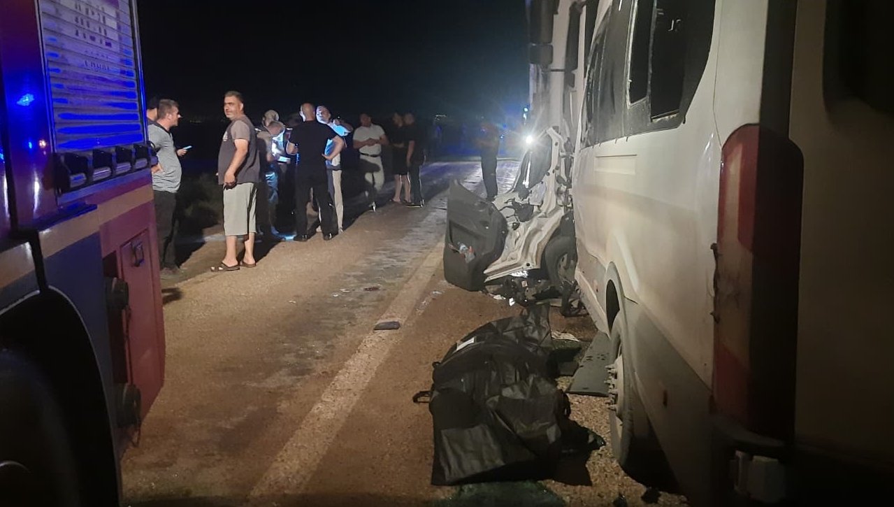 Hatay’da can pazarı! İşçi servisi tırla çarpıştı, ölü ve yaralılar var
