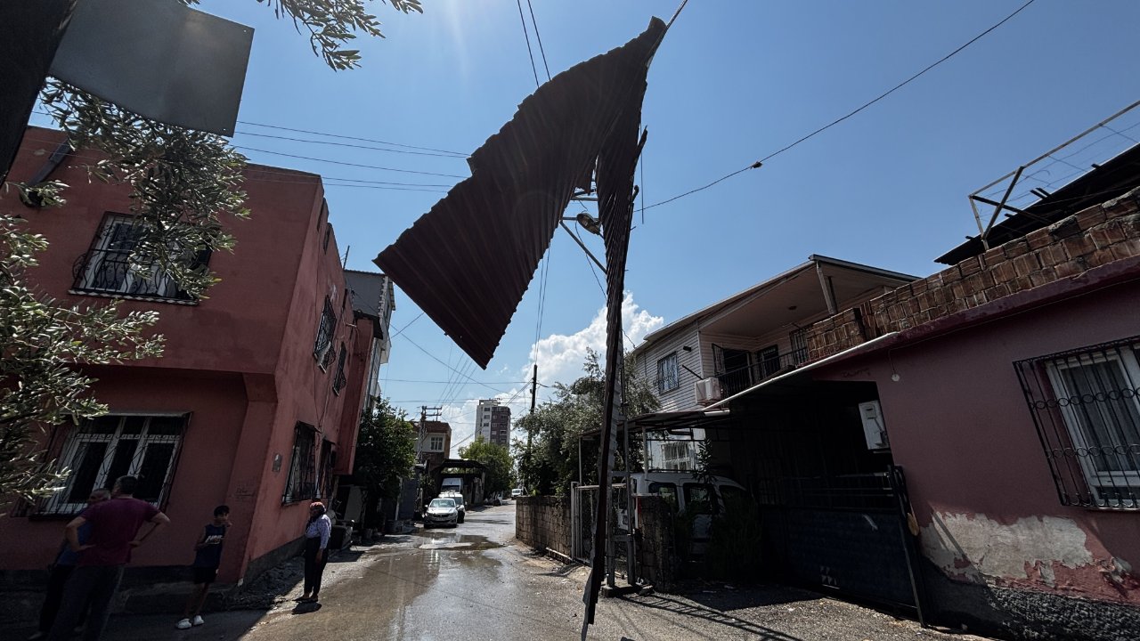 Hem sel hem fırtına vurdu! Türkiye’nin en sıcak kentinde çifte alarm: Çatılar uçtu, elektrik telleri koptu