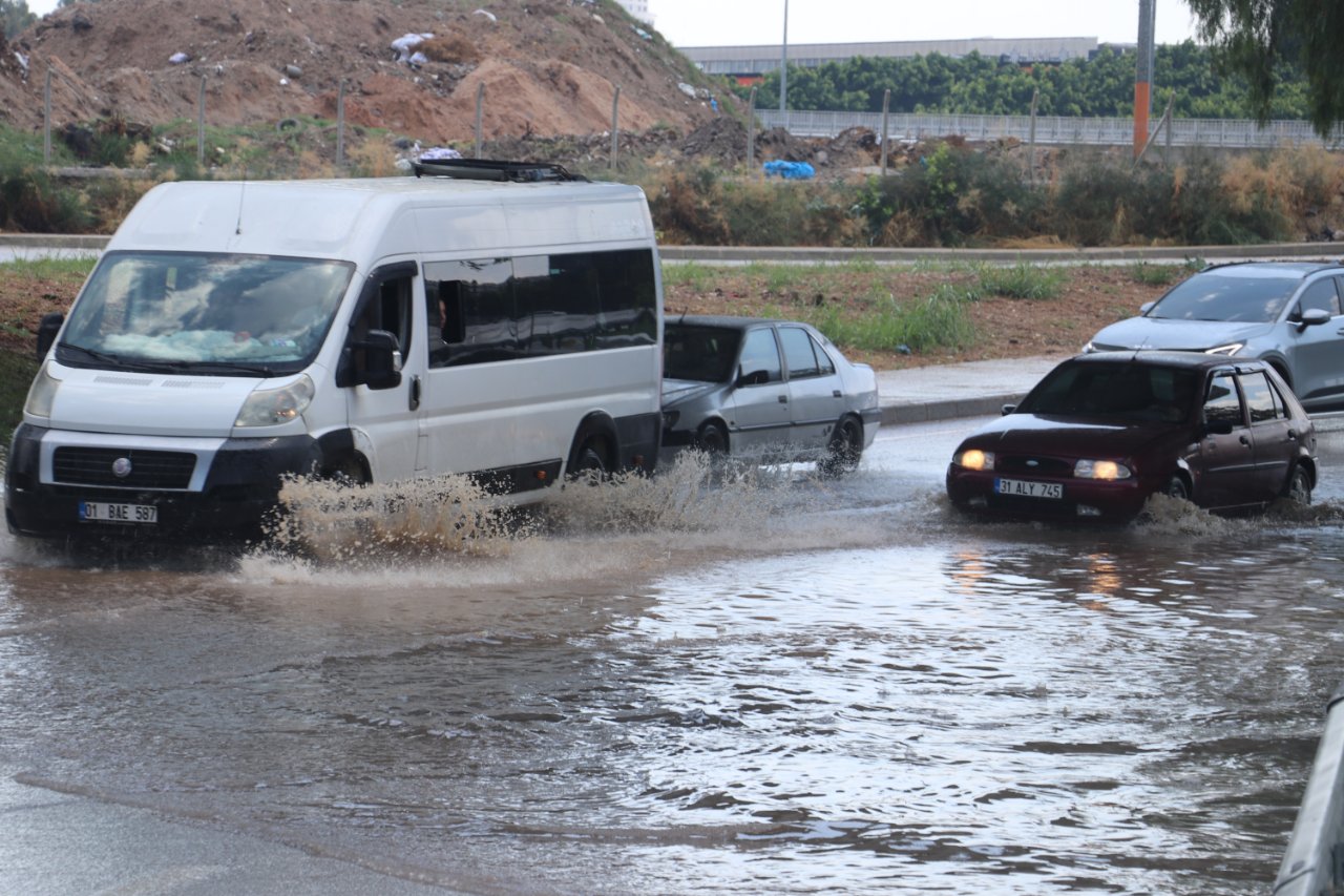 Hem sel hem fırtına vurdu! Türkiye’nin en sıcak kentinde çifte alarm: Çatılar uçtu, elektrik telleri koptu