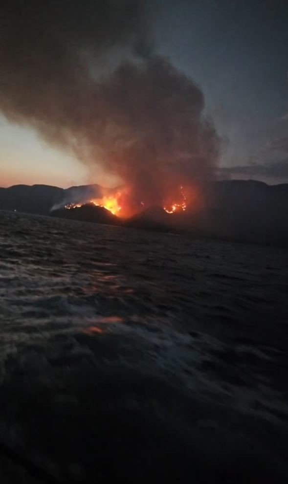 Karadan ulaşılamıyor! Marmaris’te yangına havadan ve denizden müdahale