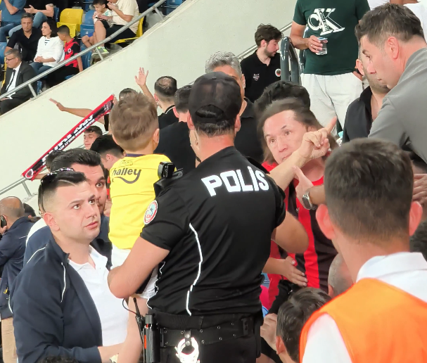 Gençlerbirliği-Fenerbahçe maçında henüz 4 yaşındaki Fenerbahçeli çocuğun üzerindeki forma, bazı taraftarların tepkisi sonrası çıkartıldı