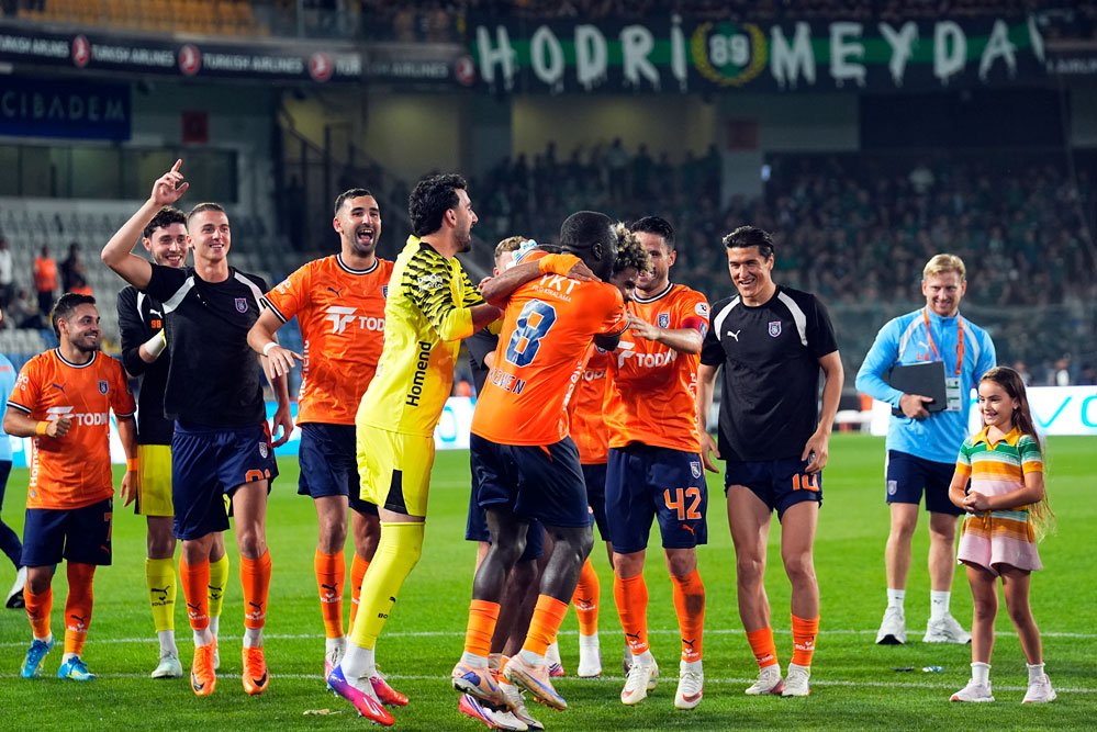 Başakşehirli futbolcuların galibiyet sevinci