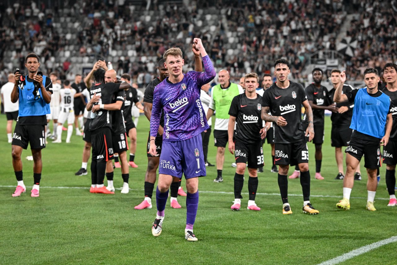 Alexander Nübel galibiyet sonrasında "3'lü" çektiriyor.
