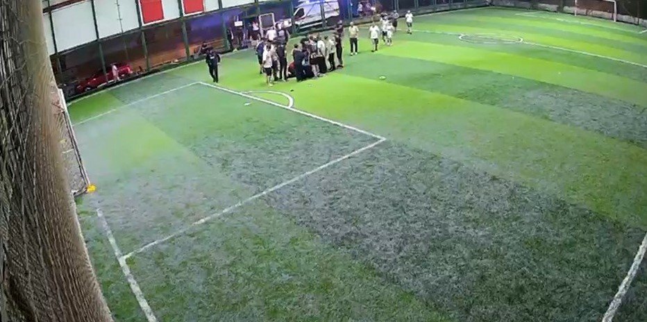 Saniyeler içinde yere yığıldı! Halı sahada yürek sızlatan görüntü!
