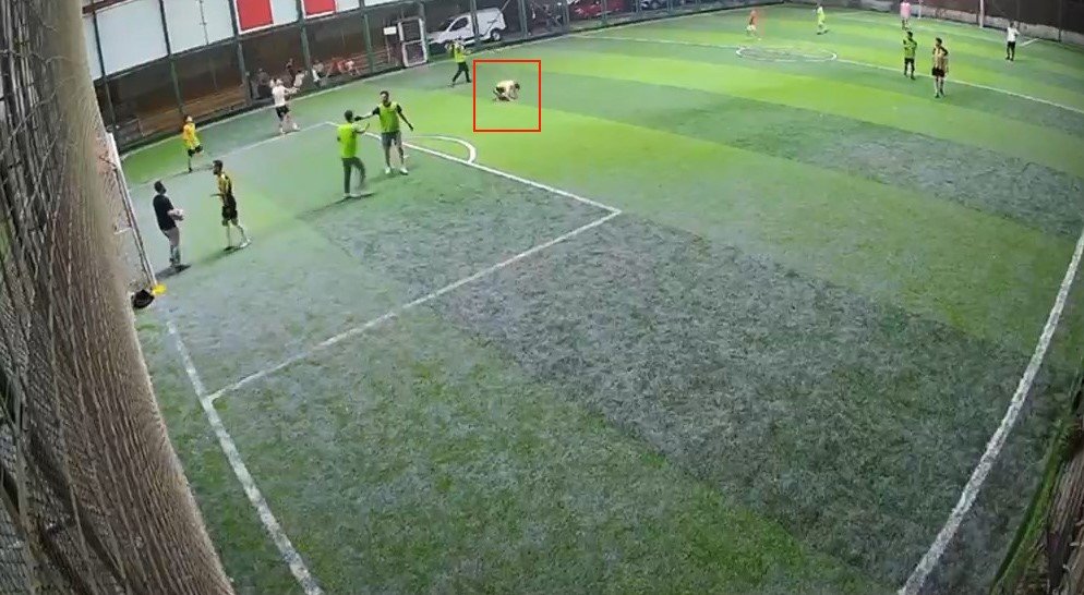 Saniyeler içinde yere yığıldı! Halı sahada yürek sızlatan görüntü!