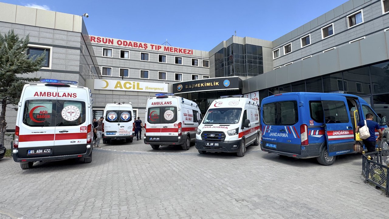 Van'da göle giren 2 kardeş can verdi, baba ise tedavi altında