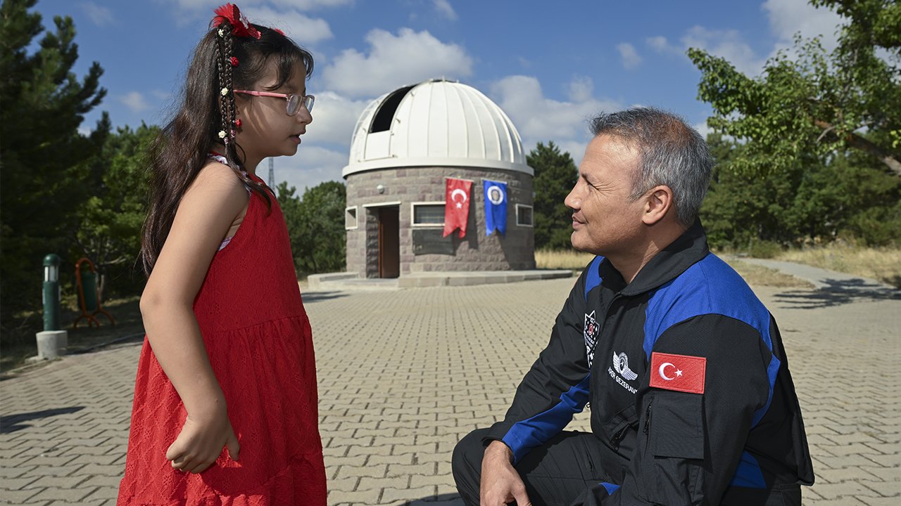 Doğuştan kronik böbrek yetmezliği nedeniyle tedavi gören 10 yaşındaki Fatma Zehra Kıraç'ın, Türkiye'nin ilk astronotu Alper Gezeravcı ile tanışma hayali gerçekleştirildi.