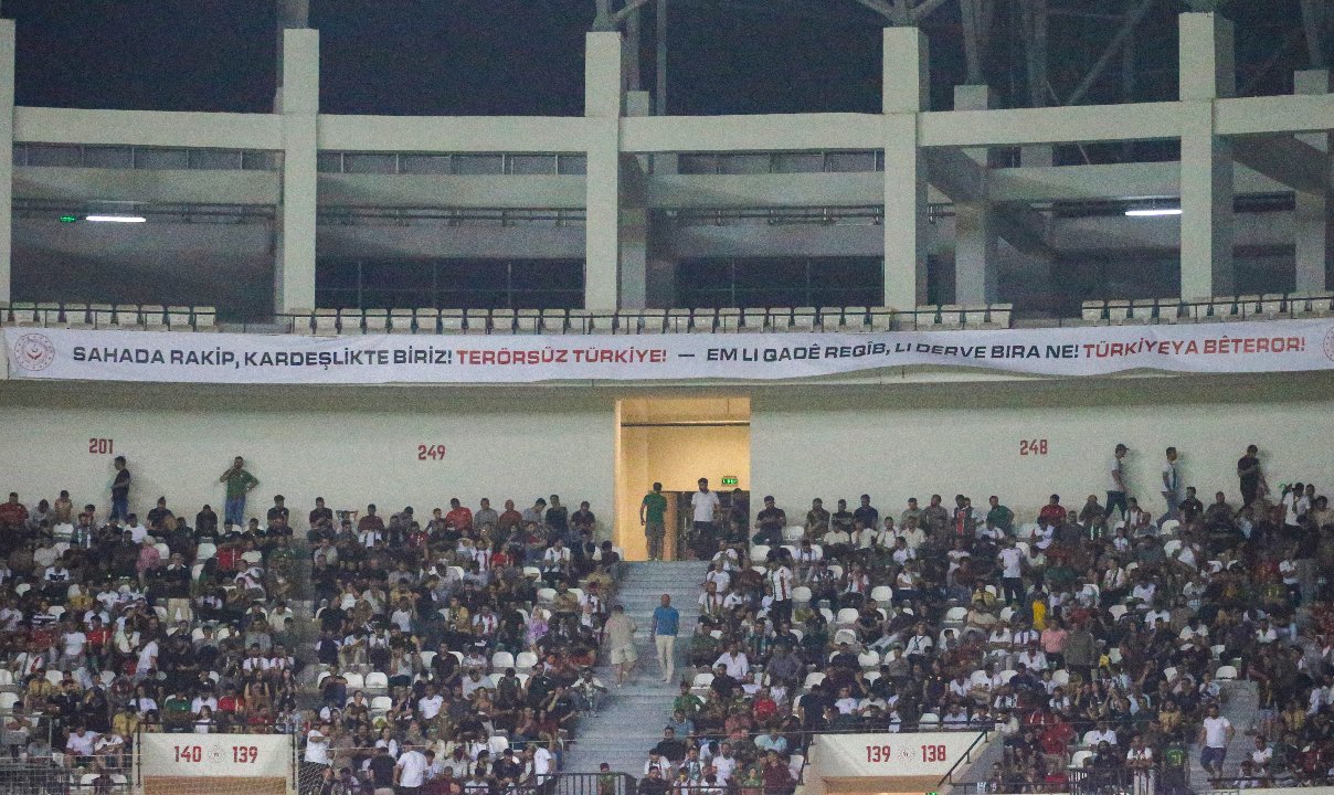 Amed-Erzurumspor maçında dikkat çeken pankart