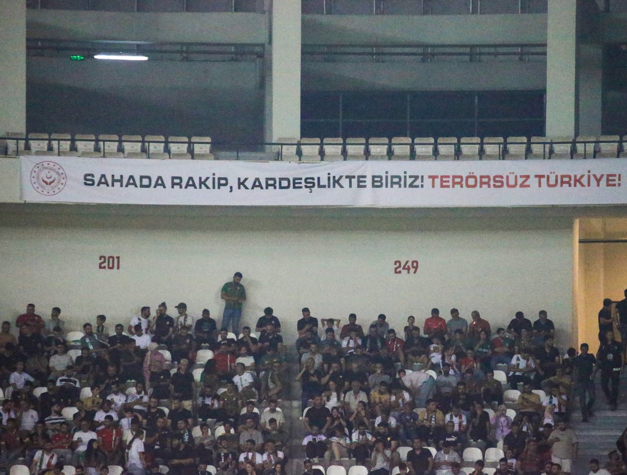 Amed-Erzurumspor maçında dikkat çeken pankart