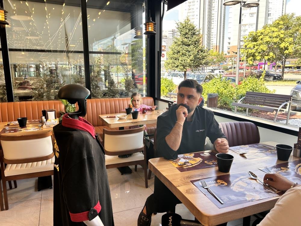 Çin'den Ankara'ya geldi, robot garson olarak işe başladı! Hem maaşı var hem de izni
