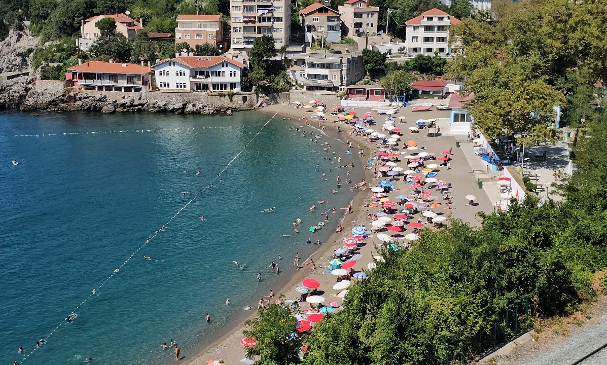 Denize giriş yasağı kalktı, halk plajlara akın etti