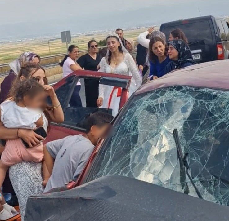 Düğün konvoyu kazaya karıştı! 2 kişi hayatını kaybetti, gelin gözyaşlarına boğuldu