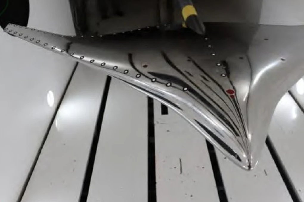 Journal of Aerospace Power dergisinde detayları yayımlanan projeye göre uçak; 85 metre kanat açıklığına, 43 metre uzunluğa ve Mach 0,8 seyir hızına sahip. Aerodinamik uzmanı Li Yonghong ve ekibi, yüksek kaldırma-sürükleme oranına sahip bu tasarımın geleneksel gövdelere kıyasla yakıt tüketimini ciddi oranda düşüreceğini ve uçuş menzilini uzatacağını belirtti.