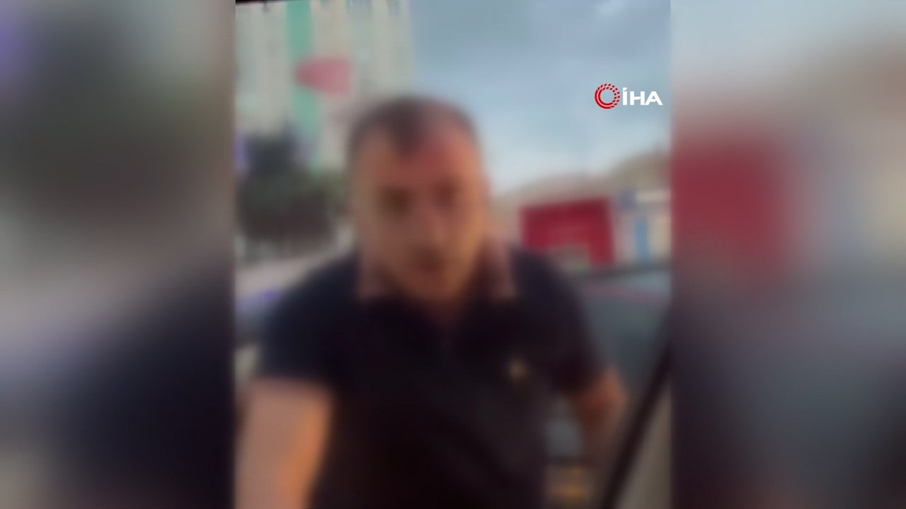Esenyurt'ta yol vermeme kavgası kamerada! Arka koltuktan fırlayıp dehşet saçtı