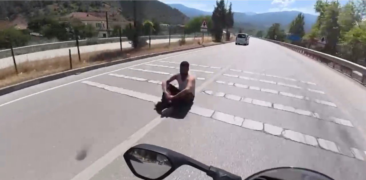 Faciaya davetiye çıkardılar! Karabük'te trafiği birbirine katan tehlikeli anlar