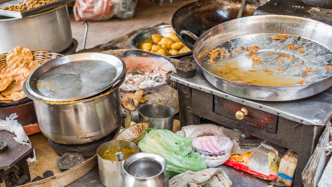 Her gün yüzlerce kişi geliyor! Kentteki ünlü restoranların mutfaklarından fareler çıktı 
