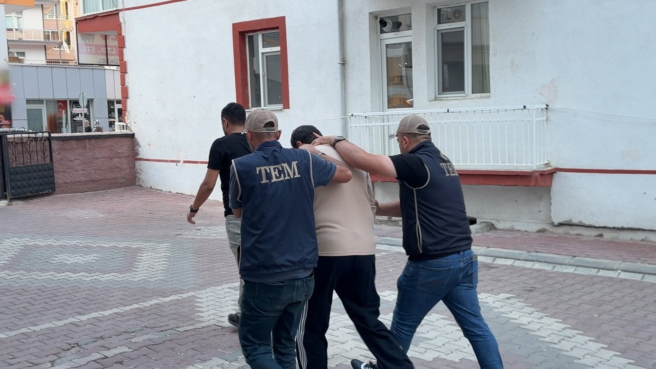 Interpol tarafından kırmızı bültenle aranan zanlı Kırşehir'de yakalandı