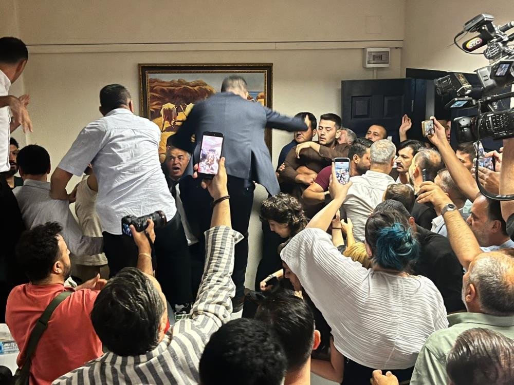 İzmir Menderes Belediyesi'nde seçimi AK Parti'nin adayı kazandı