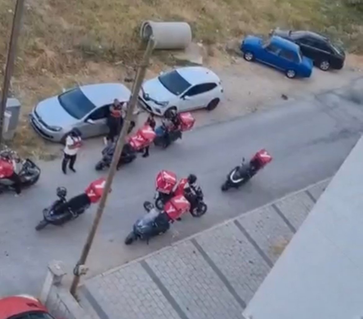 Kuryeler bir bir kapıya dizildi! Korsan sipariş çileden çıkardı