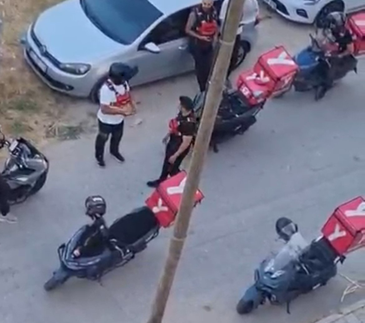 Kuryeler bir bir kapıya dizildi! Korsan sipariş çileden çıkardı