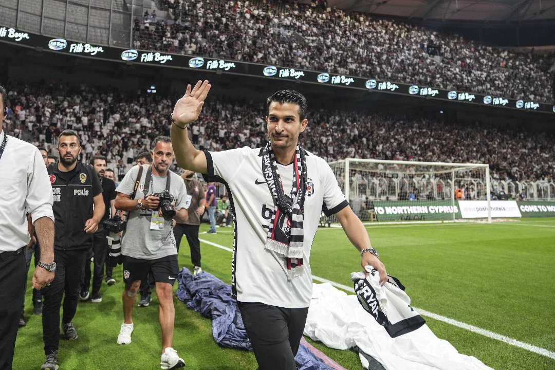 Necip Uysal futbolu bıraktı mı, kaç yaşında? Kariyeri boyunca sadece siyah-beyazlı formayı giydi!