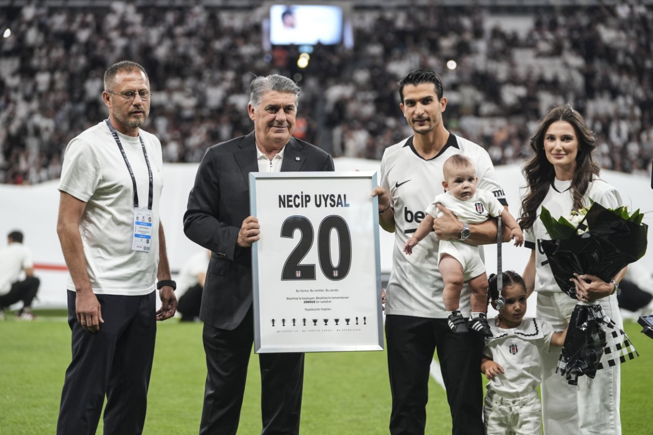 Necip Uysal futbolu bıraktı mı, kaç yaşında? Kariyeri boyunca sadece siyah-beyazlı formayı giydi!