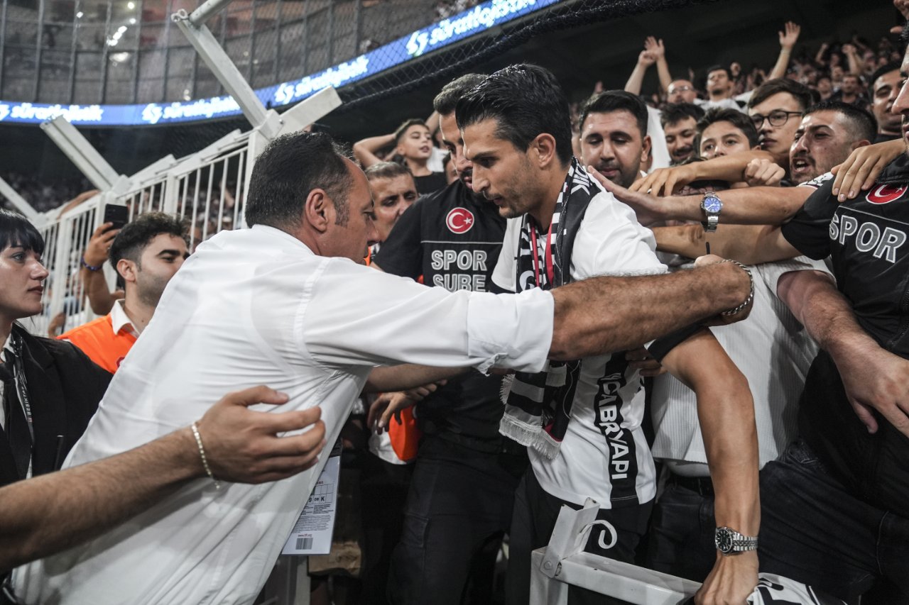 Necip Uysal futbolu bıraktı mı, kaç yaşında? Kariyeri boyunca sadece siyah-beyazlı formayı giydi!