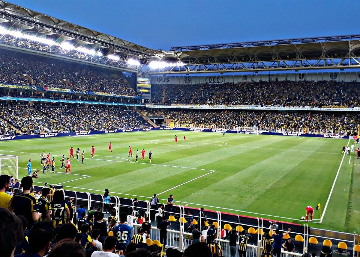 ÖZEL│ Fransız gazeteciler, Fenerbahçe-O.Lyon maçı öncesi Türkiye Gazetesi’ne konuştu: Fenerbahçe’nin kadrosu göz korkutmaya yetiyor