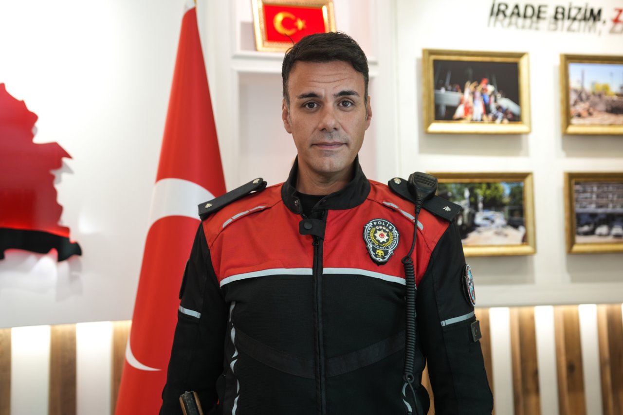 Tribünde Fenerbahçe formalı çocuğu güvenli alana götüren Ankara Emniyet Müdürlüğüne bağlı Yunuslar Motosikletli Polis Timler Amirliğinde görevli Komiser Yardımcısı Uğur Yurduseven.