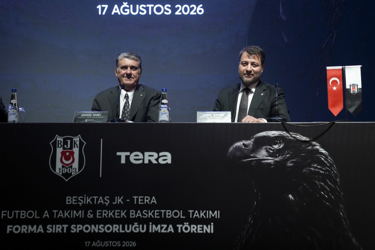 Serdal Adalı'nın talihsiz anı: Kürsüye giderken yere düştü