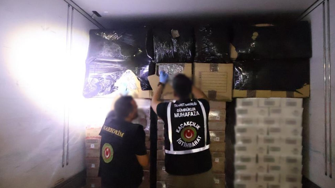 Sınırdan geçen tırdan yaklaşık 1 ton uyuşturucu çıktı!