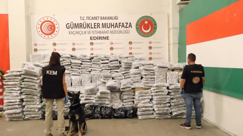 Sınırdan geçen tırdan yaklaşık 1 ton uyuşturucu çıktı!