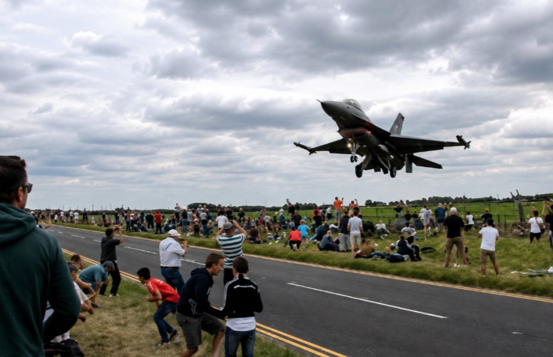 Türk F-16 pilotunun manevrası ABD'de ders oldu! İngiltere'de seyircileri teğet geçmişti